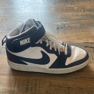 Nike High-Top Sneaker in White and Navy Blue